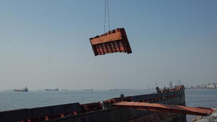 Zeytinburnunda karaya oturan geminin sökülen parçaları karaya taşınıyor