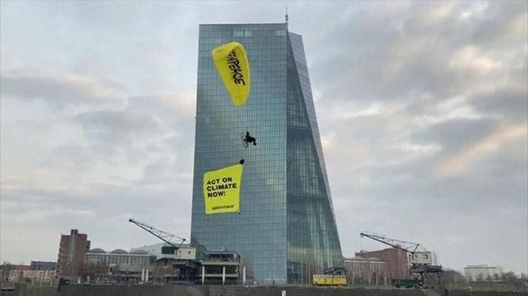 Greenpeace binanın çatısına paraşütle indi