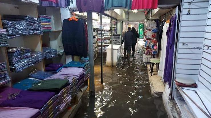 Sağanak yağmur İzmirde etkili oldu, iş yerlerini su bastı