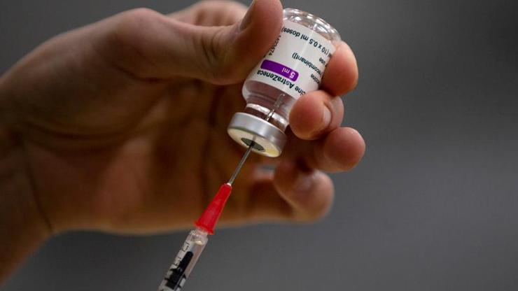 Kan pıhtılaşması görüldü: Bir ülkede daha AstraZeneca aşısının kullanımı durduruldu