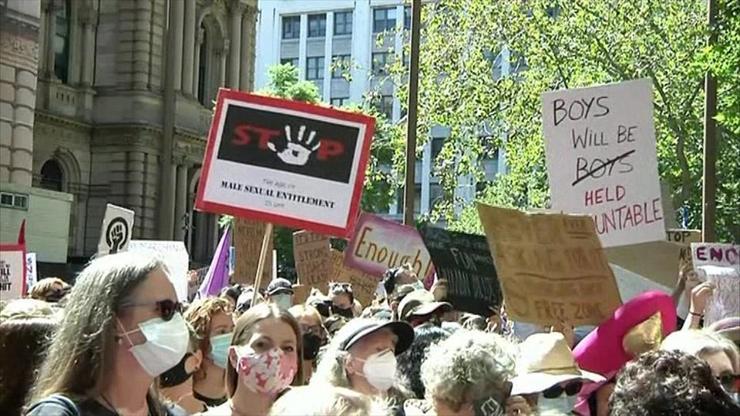 Avustralyada kadınlar sokakta