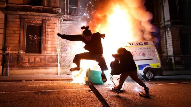 İngiltere alev alev: Bristolda eylemciler polis karakoluna saldırdı