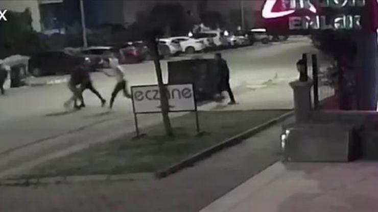 Hurda kağıt toplayan gencin dövülüp, motosikletinin yakılma anı kamerada