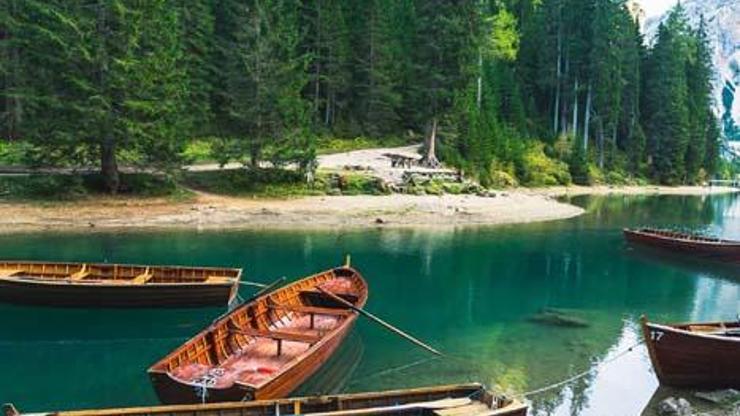 Dolomitlerin eteklerinde zümrüt yeşili bir göl; Lago di Braies Emre Ünlü yazdı...