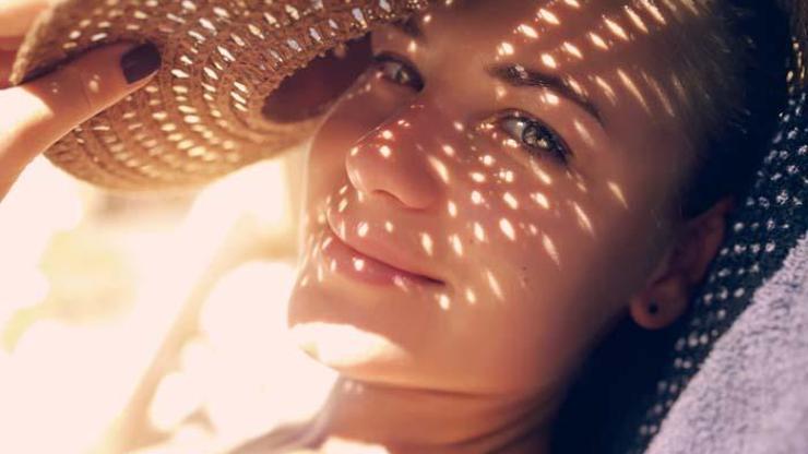 Güneş ışınlarına uzun süre maruz kalmak cildi olumsuz etkiliyor
