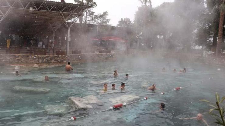 Beyaz Cennet Pamukkalede kar yağdı, turistler sıcak su havuzunda yüzdü