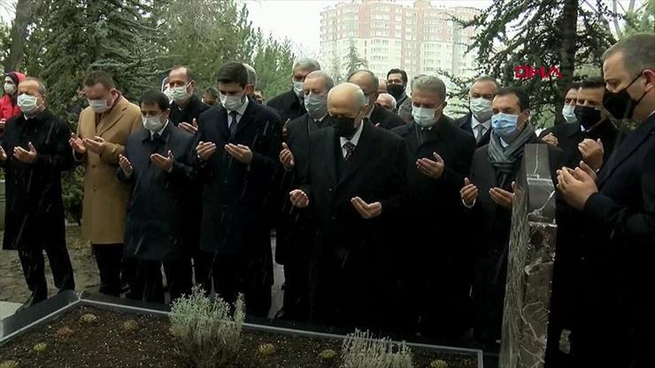 Bahçeli, Türkeşin anıt mezarını ziyaret etti