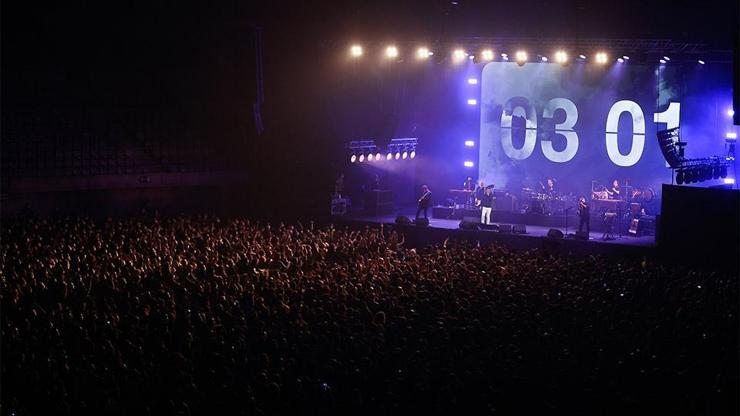 İspanyada 5 bin kişi mesafesiz konsere katıldı