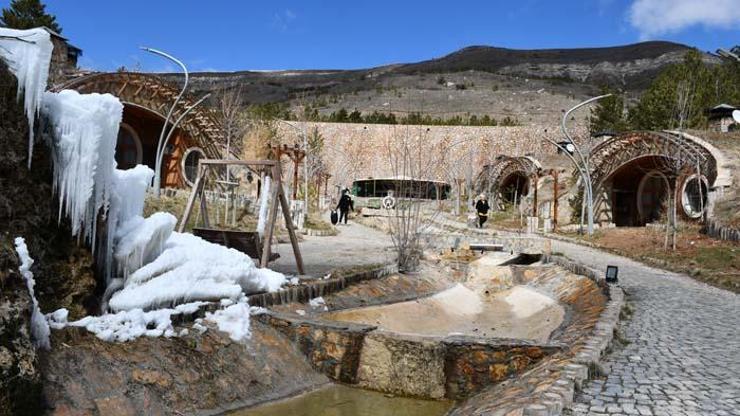 Sivastaki Hobbit Evlerinde kış ve baharın güzellikleri bir arada