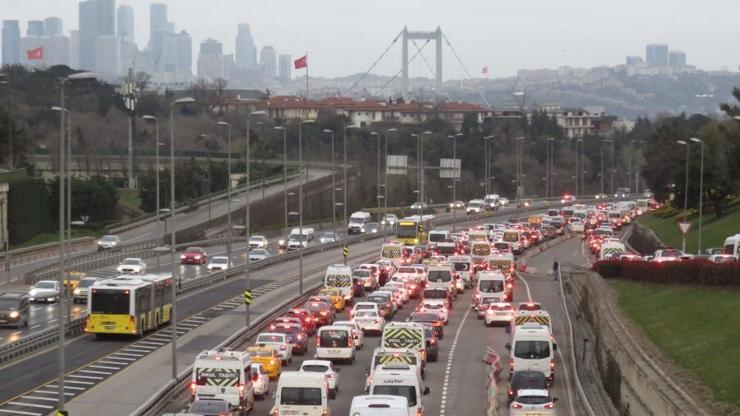 Sokağa çıkma kısıtlamasının ardından 15 Temmuz Şehitler Köprüsünde trafik yoğunluğu