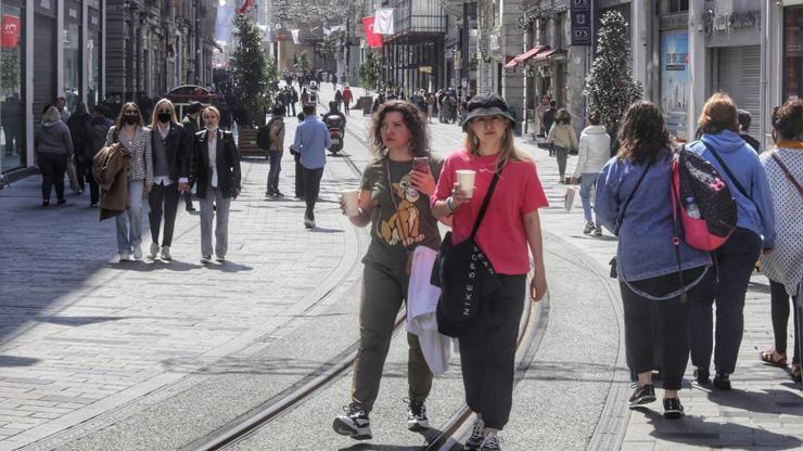 Taksim Meydanında turist yoğunluğu