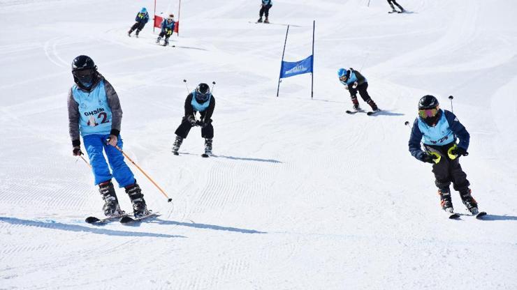Hakkaride 2 yılda 22 bin kişiye kayak eğitimi verildi