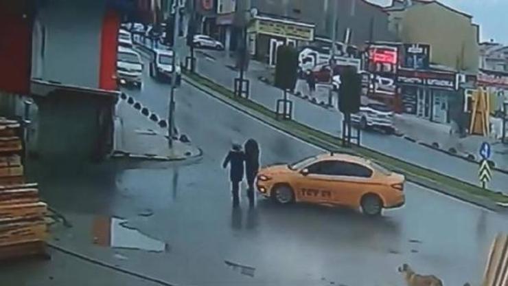 Arnavutköyde yolun karşısına geçen iki kadına taksi çarptı
