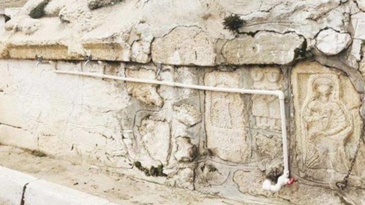 Roma eserine döşenen plastik çeşme kaldırıldı