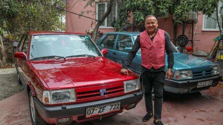 Boyasına taş değer diye iki otomobilini trafiğe çıkarmıyor