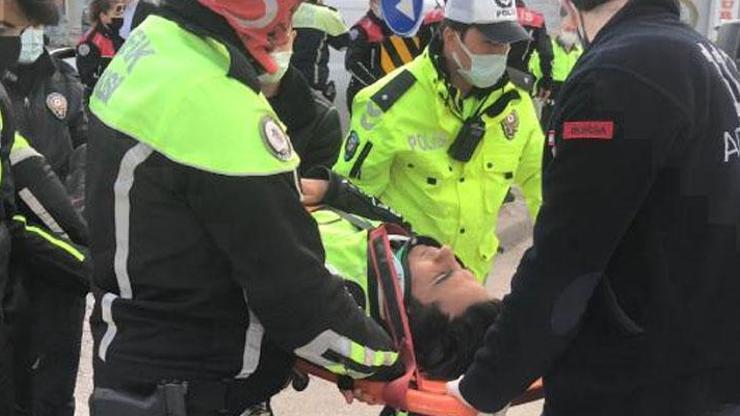 Hafif ticari aracın çarptığı motosikletli trafik polisi yaralandı