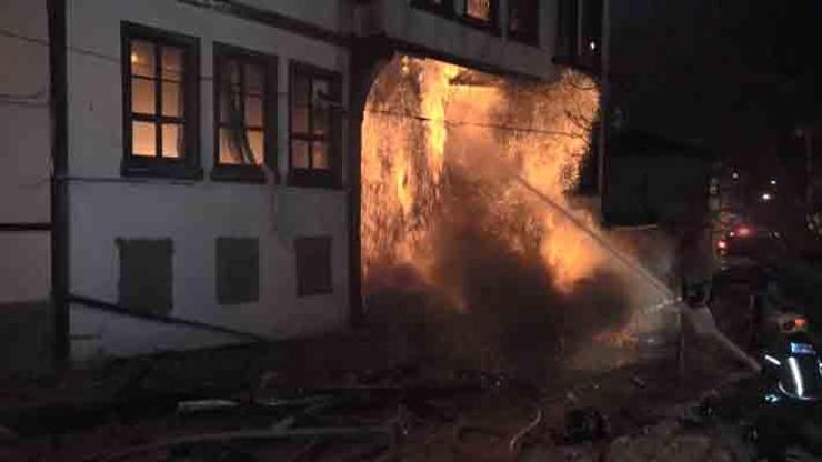 Bursada 120 yıllık tarihi bina yangında çöktü; çok sayıda sokak kedisi yanarak öldü