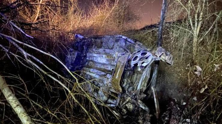 Dereye devrilen otomobilde öldü; bagajda uyuşturucu hap bulundu