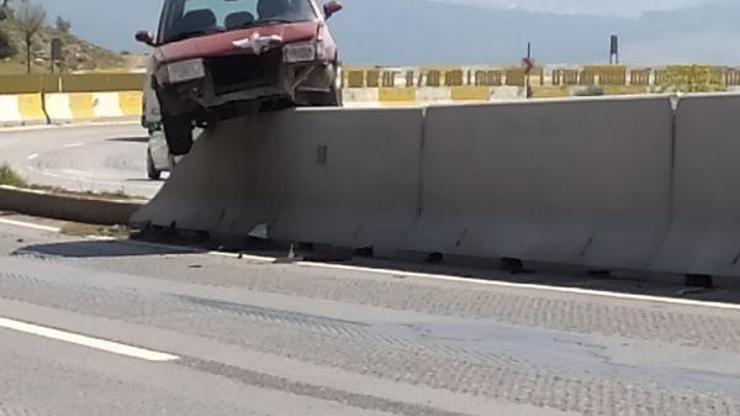 Refüjdeki beton bariyere çıkıp asıl kaldı