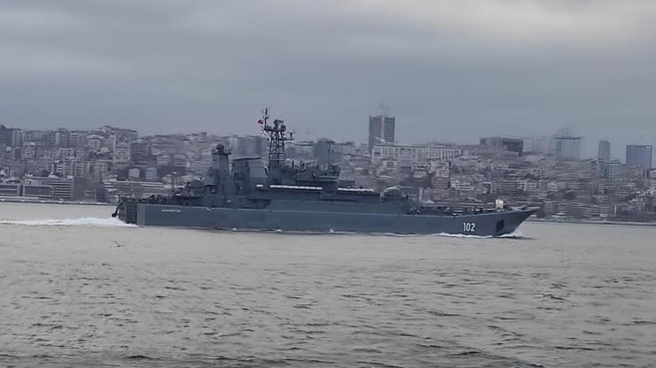 İki Rus savaş gemisi İstanbul Boğazından geçti