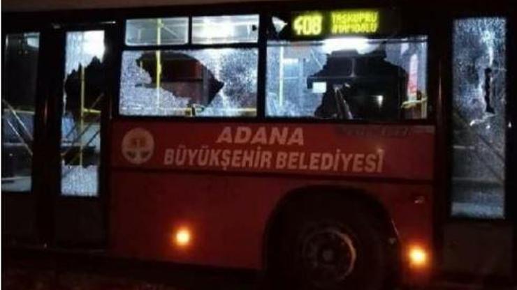 Yol verme kavgasında otobüsü taşladılar