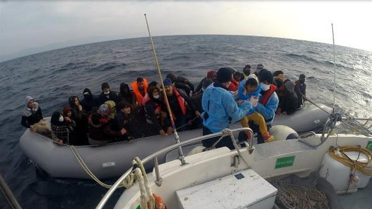 Lastik bottaki 54 kaçak göçmen kurtarıldı