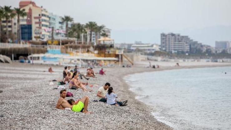Kısıtlamadan muaf turistler Konyaaltı Sahilinde