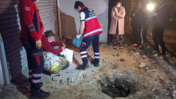 Beyoğlu’nda kanalizasyon çukuruna düşen kadın kurtarıldı