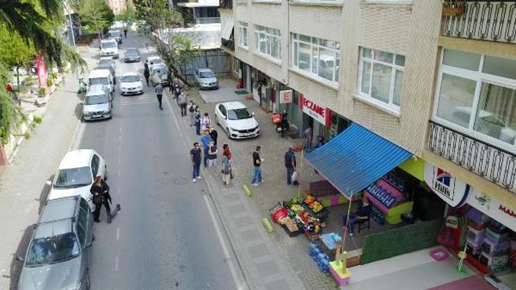 İstanbulda nöbetçi eczanelerin önünde kuyruk