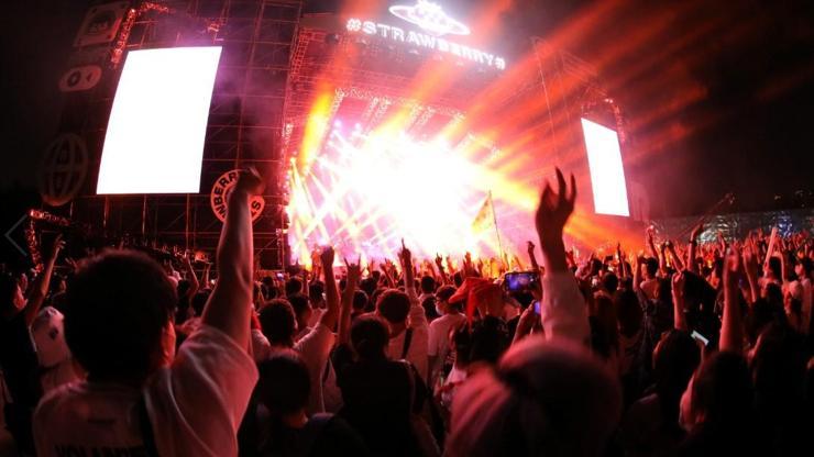 Salgının ilk görüldüğü Wuhanda hayat normale döndü: Müzik festivaline on binlerce kişi katıldı