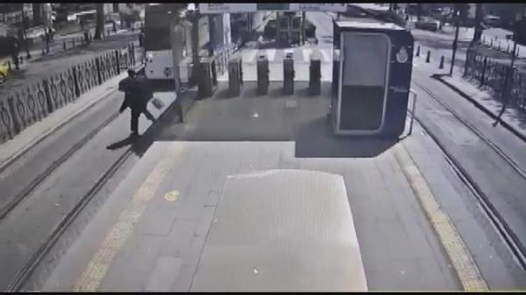 Hasekide tramvay durağında raylara atlayan kişi kamerada
