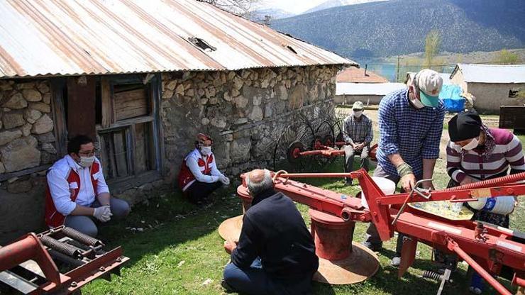 Gölün ortasındaki Madanın Yörük sakinleri Covid-19dan uzak izole yaşıyor