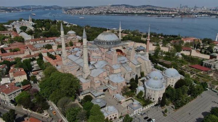 Ayasofya Camiine ilk mahya asıldı