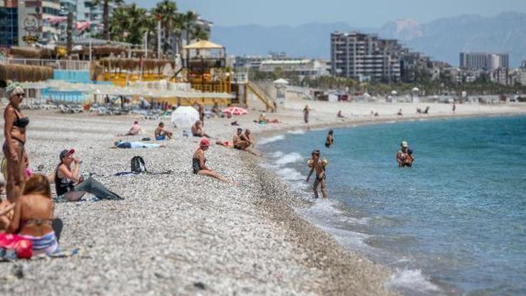 Antalyada turistlerin sahil keyfi