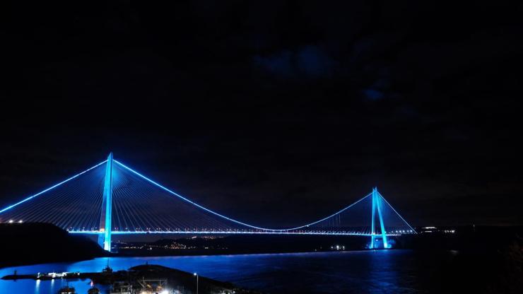 İstanbul da köprüler maviye büründü