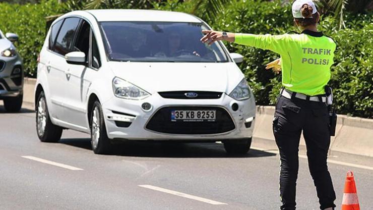 Dezenfektan sıktı, direksiyon başına geçti: Polis kontrolünde alkollü çıktı