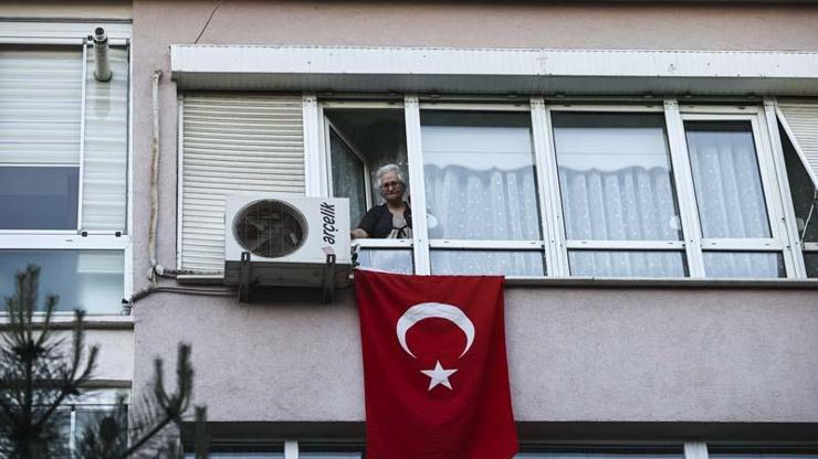 Türkiye  saat 19.19da balkonlardan İstiklal Marşı okudu