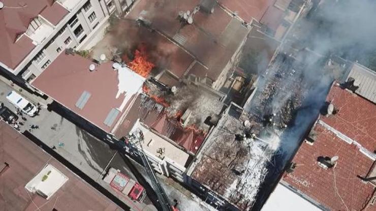 Ramide binanın çatısı alev alev yandı