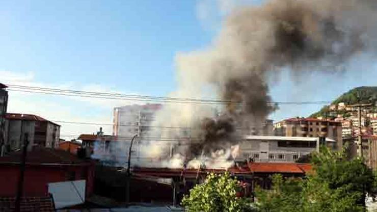 Zonguldaktaki yangında 8 iş yerinin çatısı hasar gördü