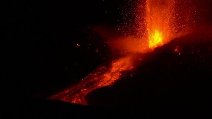 Etna yine lav püskürttü