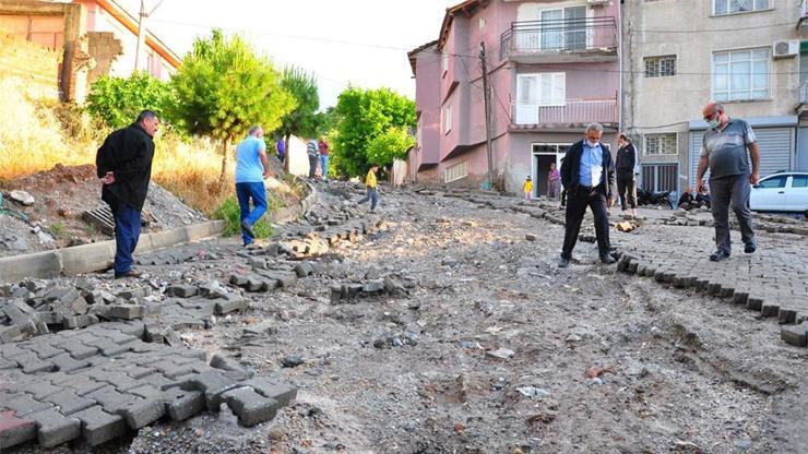 Saruhanlıda cadde ve sokaklar su altında kaldı