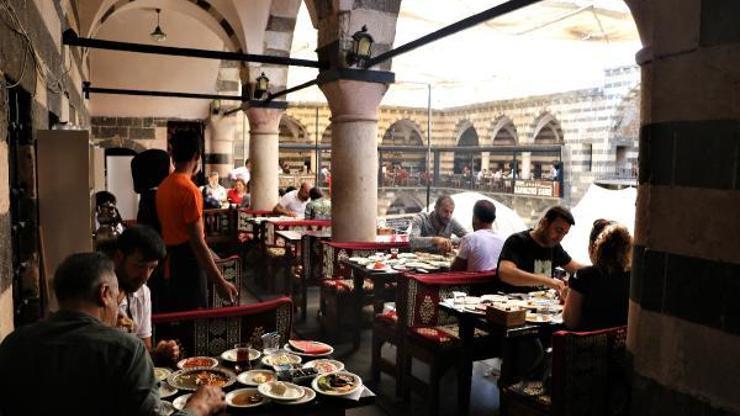 Diyarbakırda tarihi mekanlardaki kahvaltı salonlarında yoğunluk