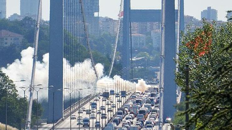 Fatih Sultan Mehmet Köprüsünde otomobil yangını