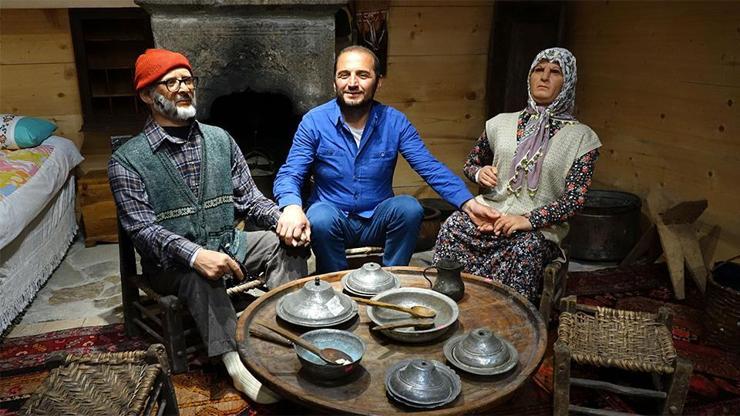 Vefat eden büyüklerinin balmumu heykelini yaptırdı