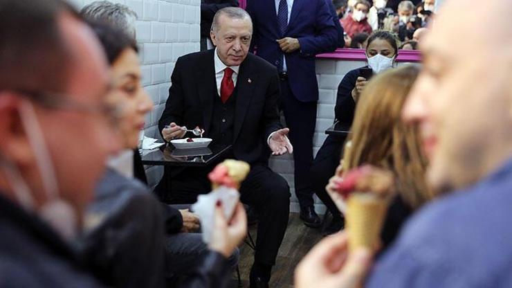 Cumhurbaşkanı Erdoğan dondurmacıya uğrayıp dondurma yedi, vatandaşlarla sohbet etti