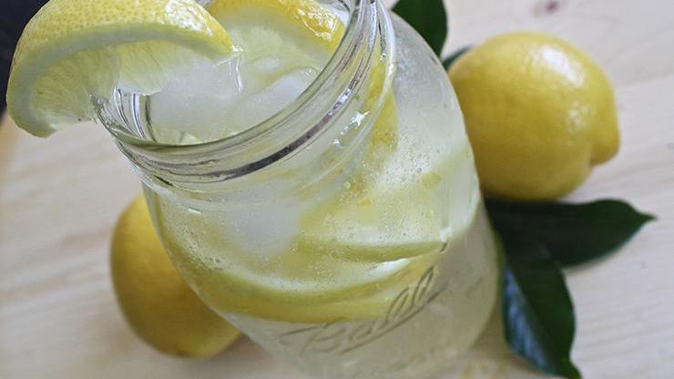 Limonlu su zayıflatır mı Limonlu suyun faydaları neler