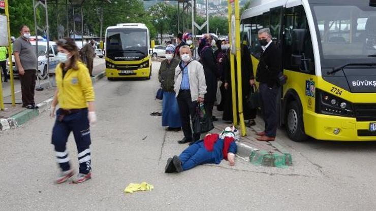 Bursada otomobil, otobüs durağına daldı: 5 yaralı