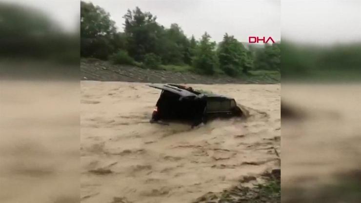 Araç selde böyle sürüklendi