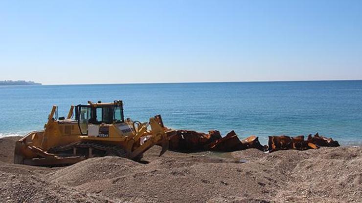 Konyaaltı Plajı yakınındaki 83 yıllık batık gemi karaya çıkarıldı
