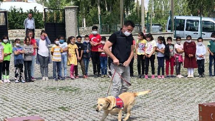 Jandarmadan köy çocuklarına mayın tespit köpeğiyle gösteri